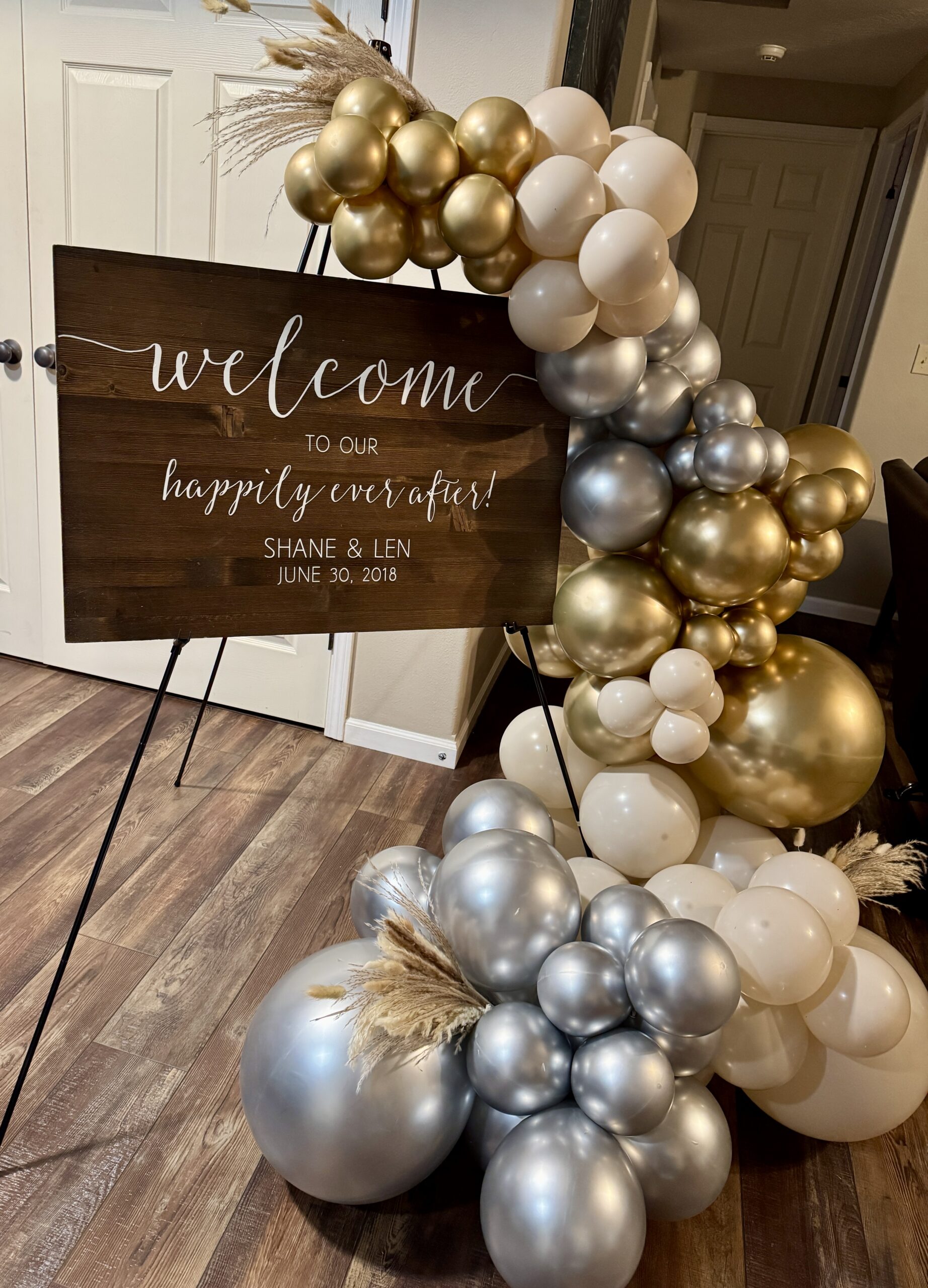 Wedding easel decorated with balloons